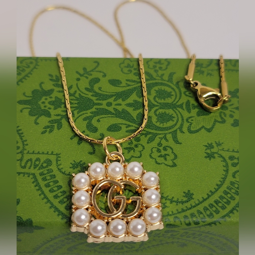 Gucci GG GOLD/PEARL zipper Pull Pendant, 18" Gold Plated Necklace